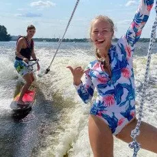 Катание на вейкборде за катером