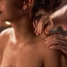 Массаж шейно воротниковой зоны