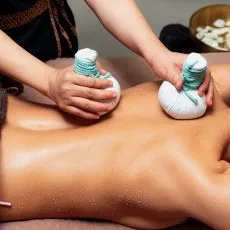 Массаж травяными мешочками