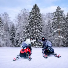Зимний экстрим - катание на мощном канадском снегоходе