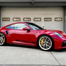 Заезд на спорткаре Porsche 911 Turbo S 992 на гоночном треке