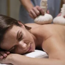 Тайский массаж горячими травяными мешочками