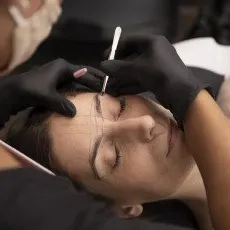 Перманентный макияж бровей