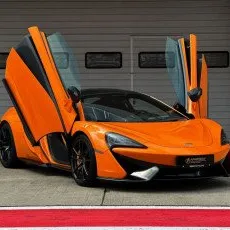 Заезд на спорткаре McLaren 570S на гоночном треке