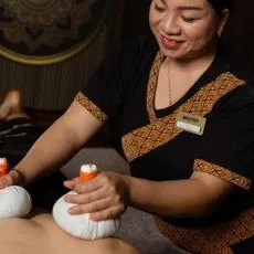 Массаж горячими травяными мешочками и аромамаслом