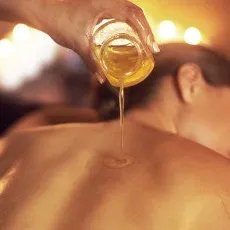 Массаж спины с маслом