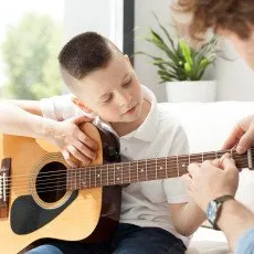 Занятия по игре на гитаре для детей