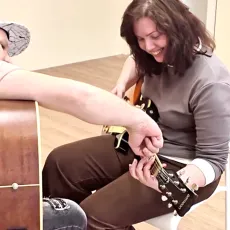 Урок игры на гитаре