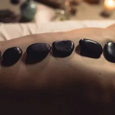 Массаж горячими камнями Стоунтерапия