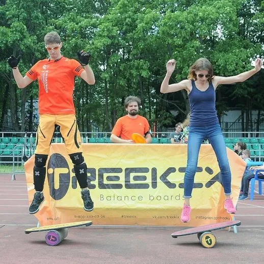 Соревнование по балансировке на досках на открытом воздухе в солнечную погоду