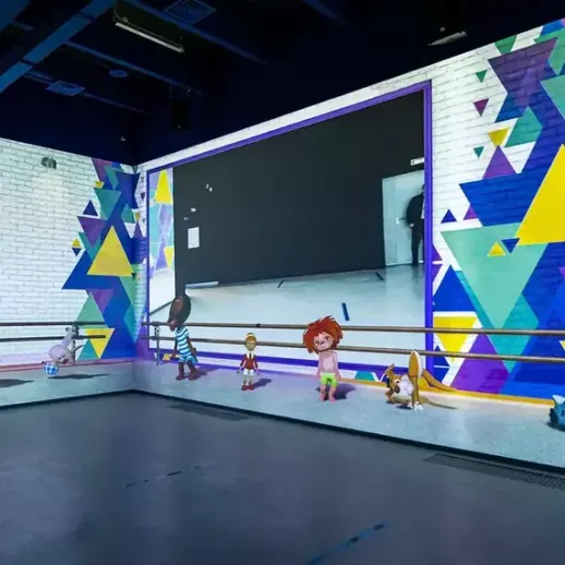 Виртуальная выставка анимационных персонажей в центре искусства в Москве