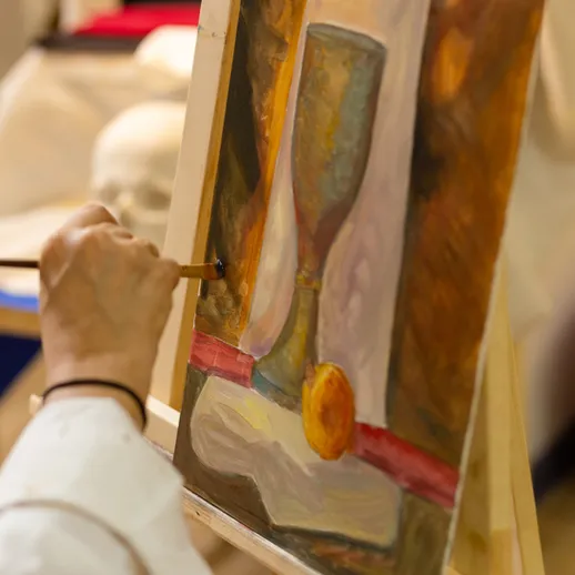 Художник создает картину с изображением кубка на занятии по живописи