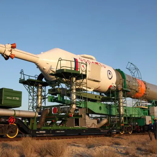 Запуск космической ракеты с площадки в пустыне в ясный день под ярким солнцем