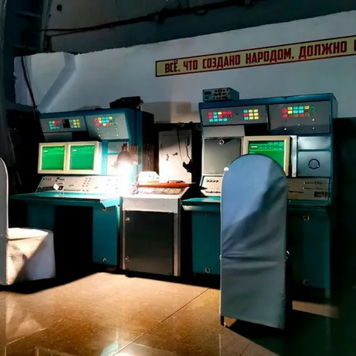 Исторический управленческий центр в подземном бункере, оборудованный компьютерами и дисплеями