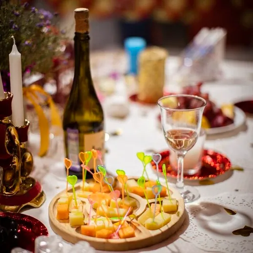 Накрытый стол с закусками и вином на праздничном мероприятии