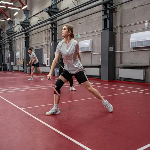 Занятие по бадминтону в спортивном зале с участием нескольких игроков в Москве в вечернее время