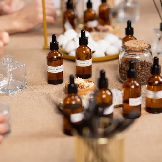 Участники мастер-класса по созданию ароматов работают в студии в центре города