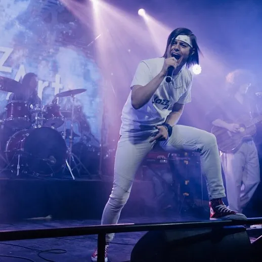 Выступление музыкальной группы на сцене в клубе с ярким освещением и эффектами