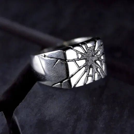 Кольцо с интересным фактурным узором на фоне темных деревянных элементов