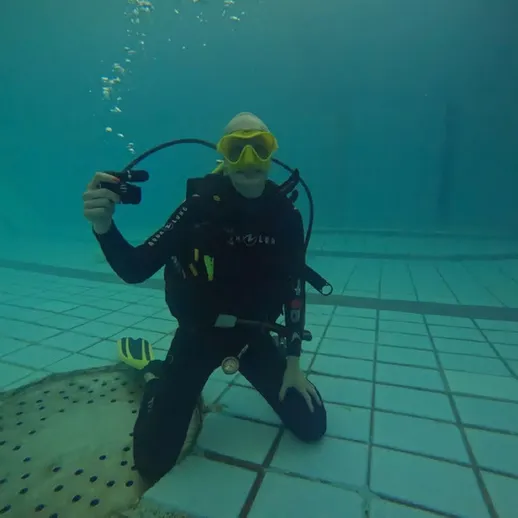 Подводное погружение дайвера в бассейне, подготовка к съемке подводной природы