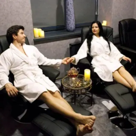 Молодая пара в уютном спа-салоне расслабляется и наслаждается моментом в халатах в вечернее время