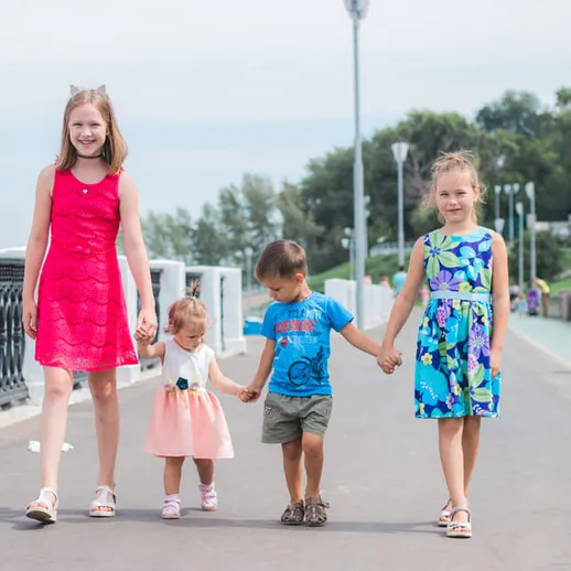 Дети прогуливаются по набережной в солнечный день