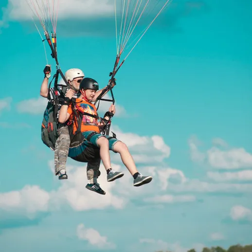 Парапланеризм с инструктором над красивой природой в ясный день