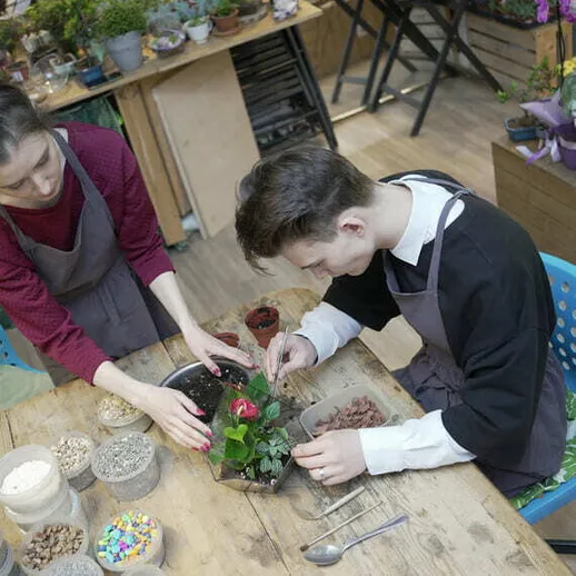 Урок по созданию цветочного композа в цветочном магазине в осенний день