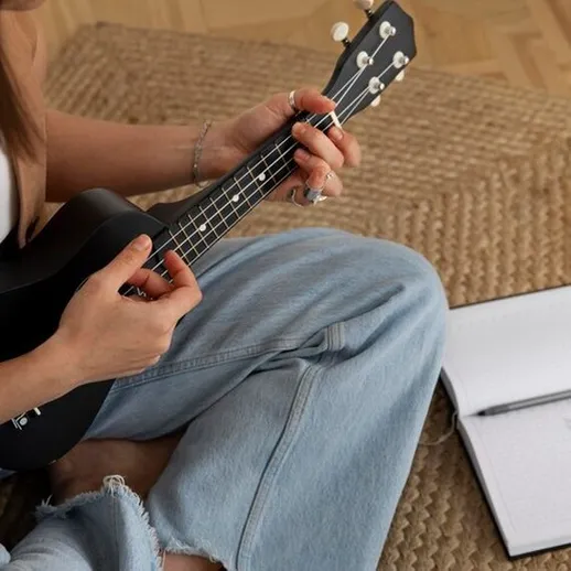 Урок игры на укулеле в уютной обстановке на ковре