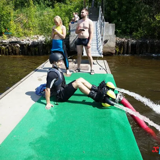 Летние приключения на воде: катание на водных лыжах на реке среди красивой природы