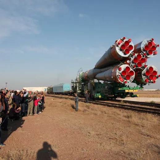 Запуск ракеты с железнодорожных путей на космодроме, восточный Казахстан, 2023 год
