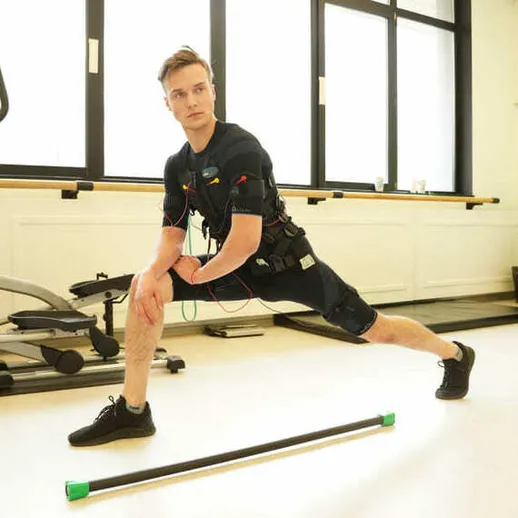 Упражнения в спортивном зале с использованием электрической стимуляции мышц в Москве