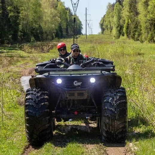 Внедорожное приключение на квадроцикле в лесу летом