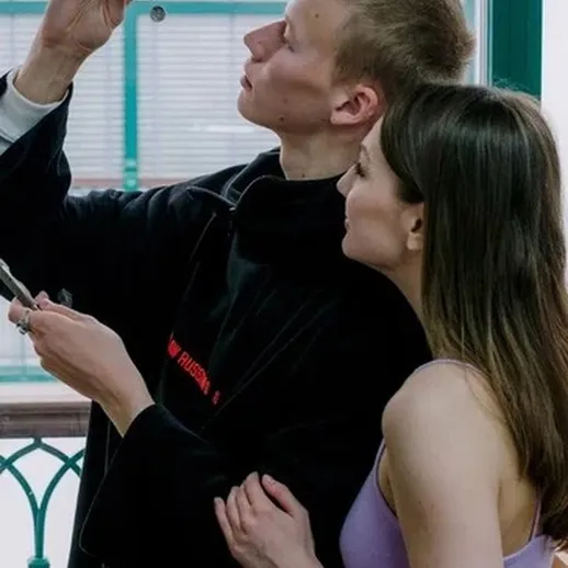 Молодая пара исследует ювелирные изделия в мастерской на ярмарке в центре города