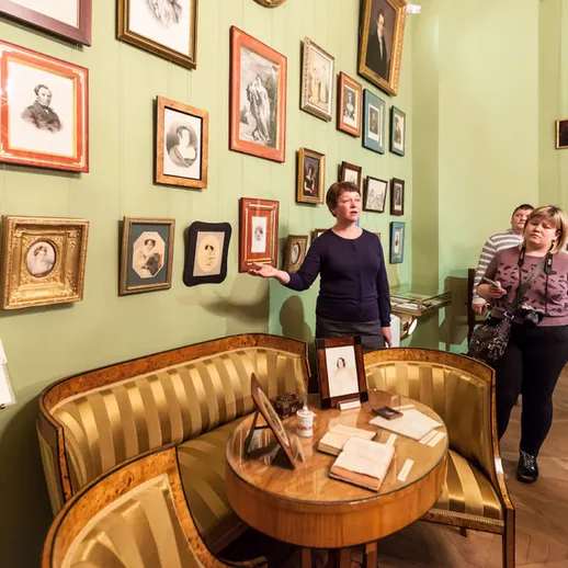 Экскурсия в музее с искусством XIX века, где посетители изучают портреты известных личностей и наслаждаются атмосферой