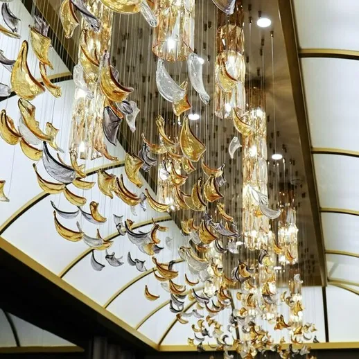 Величественная люстра с золотыми и прозрачными элементами в современном интерьере