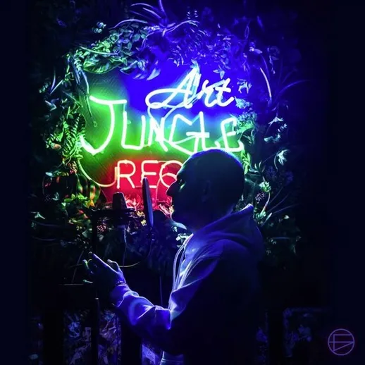 Запись музыки в студии Art Jungle, освещенной неоновыми огнями на фоне зелени