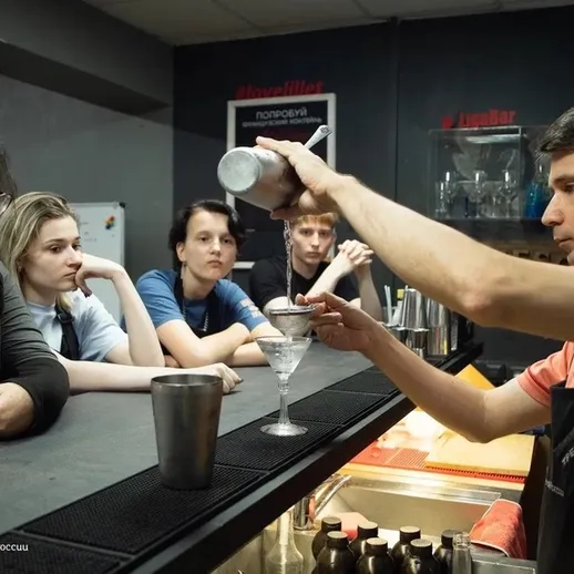 Бартендинг в учебном заведении: студенты наблюдают за приготовлением коктейлей в вечернее время