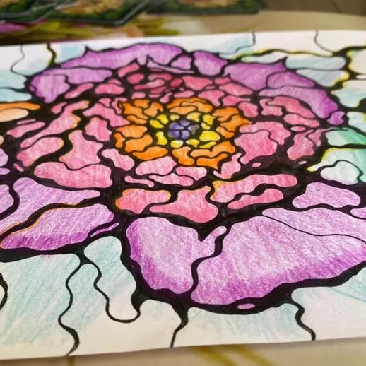 Красивый цветок в ярких оттенках на бумаге с детализированными контурами