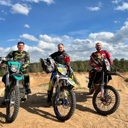Мотоциклисты на тренировке в лесу под ясным небом
