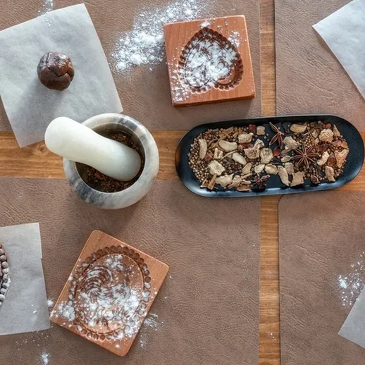 Изготовление традиционных сладостей с использованием форм и ингредиентов в домашней обстановке