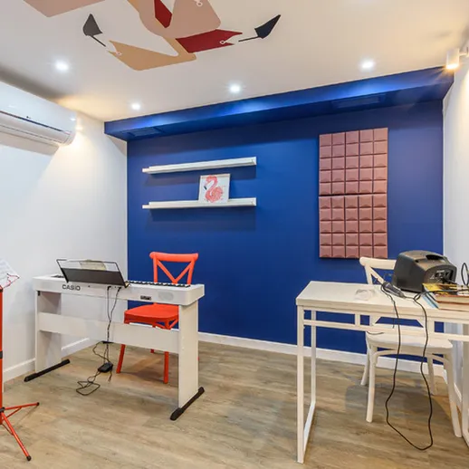 Современный музыкальный кабинет с уютной атмосферой и грамотным освещением, идеально подходящий для занятий