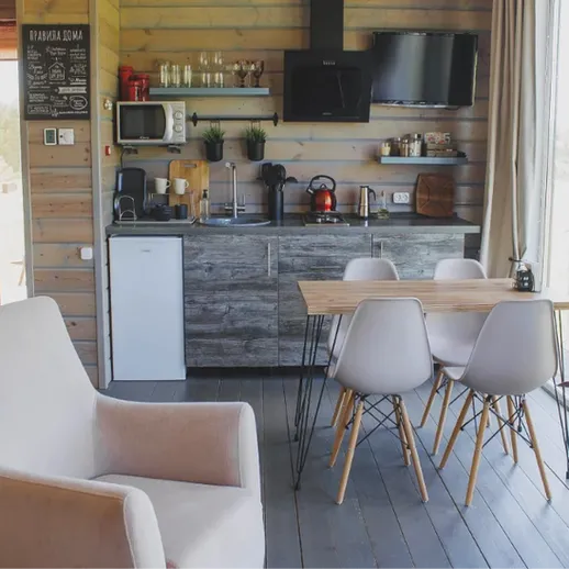 Уютная кухня в загородном доме с современным интерьером и светлыми тонами