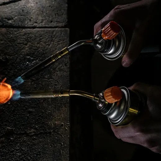 Работа с кислородным резаком в мастерской, создание металлического изделия с высокой температурой