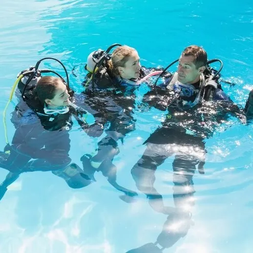 Тренировка дайвинга в бассейне с инструкторами, важно для новичков и любителей подводного плавания