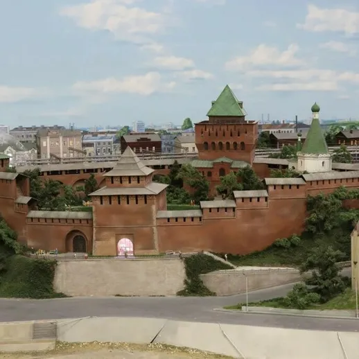 Модель исторического Кремля с детализированной архитектурой и зелеными насаждениями в центре города