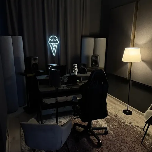 Современный музыкальный студийный интерьер с неоновым знаком мороженого и удобной мебелью