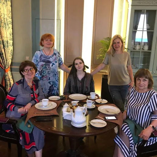 Встреча женщин за чаем в уютном кафе, расположенном в историческом здании, в солнечный день