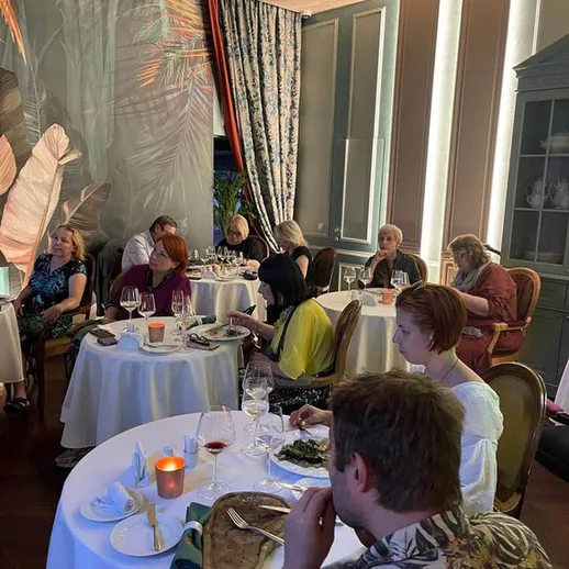 Уютный вечер в ресторане: гости наслаждаются ужином и общением в стильной обстановке