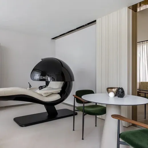 Современный интерьер кабинета для отдыха с инновационным креслом и минималистичной мебелью